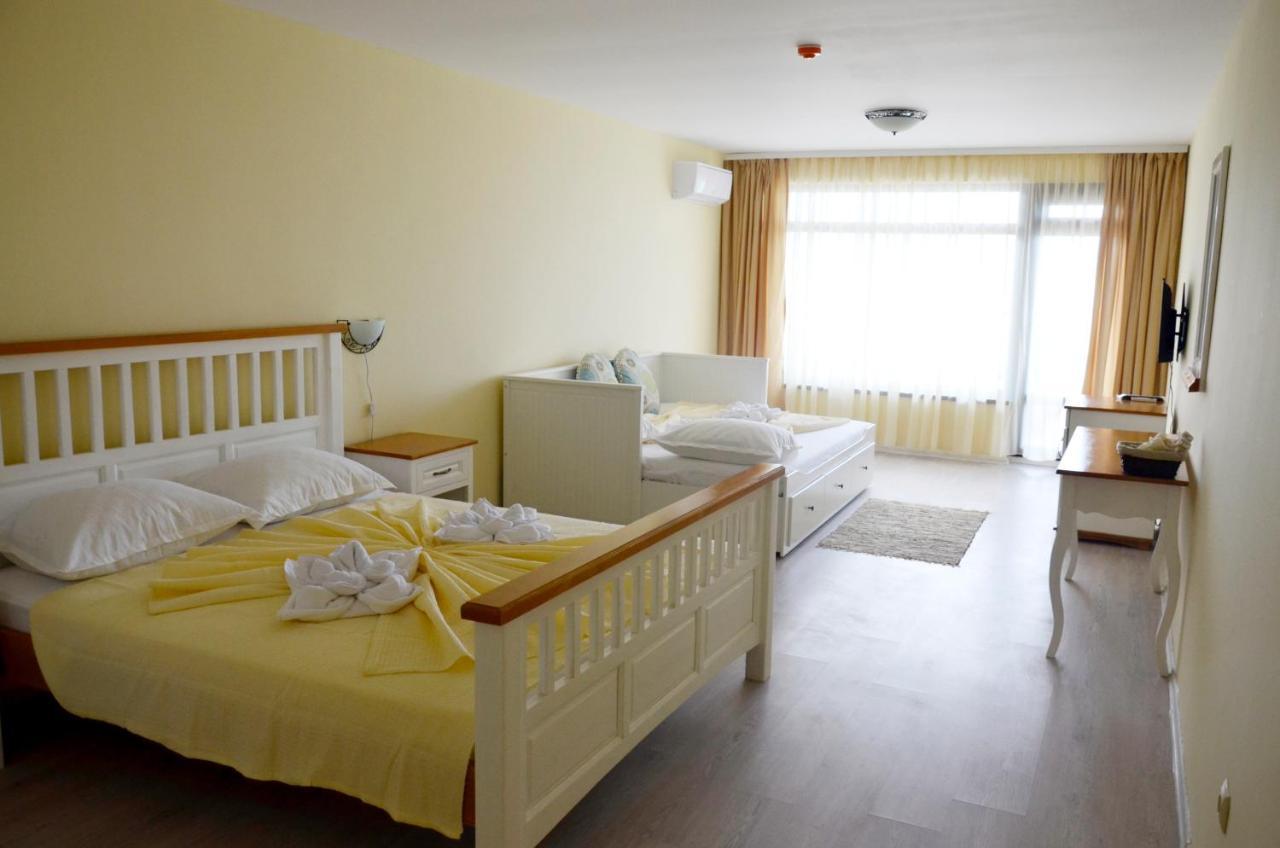 פרימורסקו Ashram Hotel מראה חיצוני תמונה