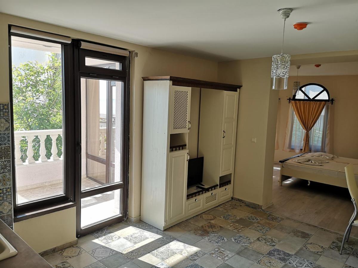 פרימורסקו Ashram Hotel מראה חיצוני תמונה